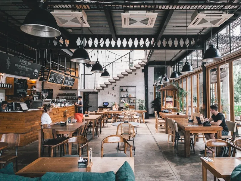 ครอบครัวมารับประทานอาหารที่ร้านสถานีรสชาด